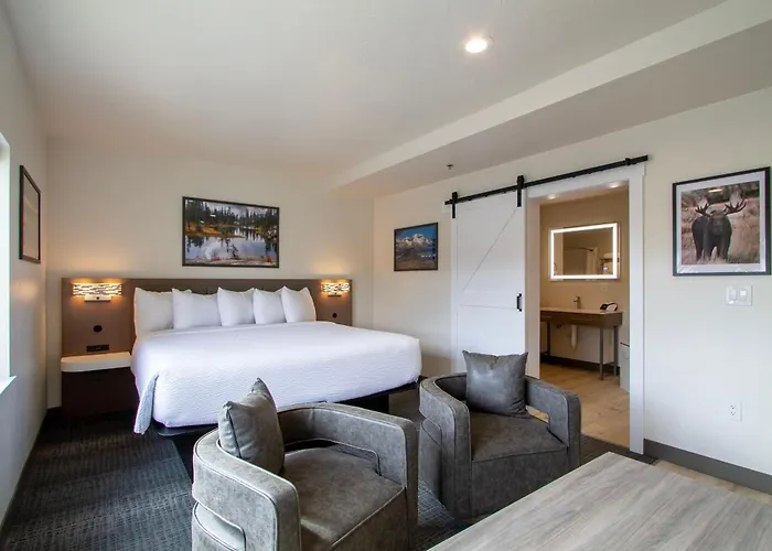 Cedar Street Hotel & Suites