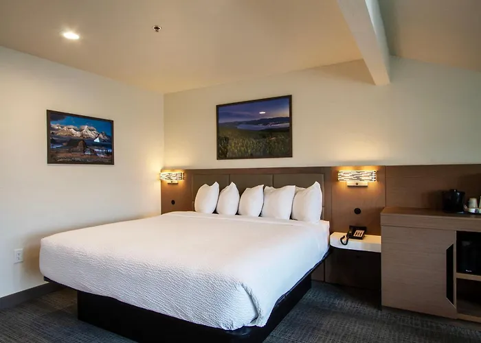 Cedar Street Hotel & Suites