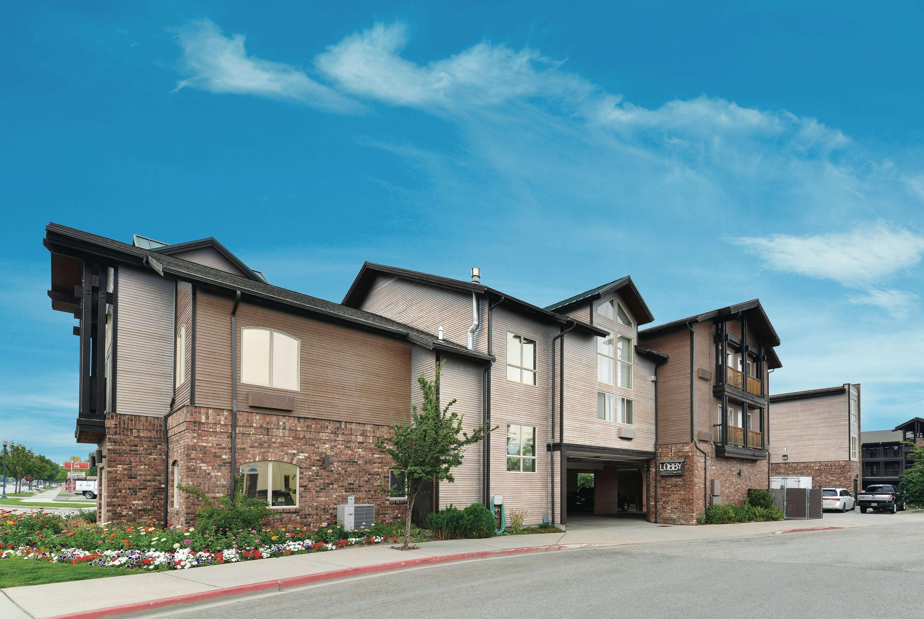 Cedar Street & Hotel
